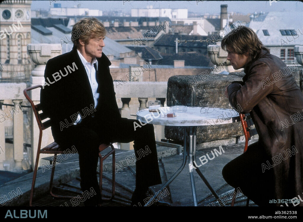 BRAD PITT y ROBERT REDFORD en SPY GAME [JUEGO DE ESPIAS], 2001 (SPY GAME), dirigida por TONY SCOTT. Copyright UNIVERSAL STUDIOS / HAMSHERE, KEITH.