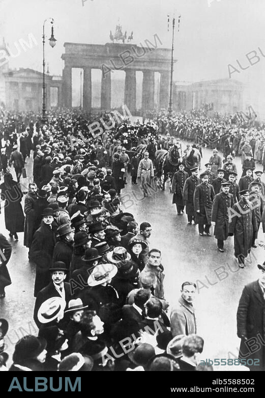 Berlin, Novemberrevolution 1918. Begräbnisfeierlichkeiten für die Revolutionsopfer am 20. November 1918. Der Trauerzug am Brandenburger Tor. Foto (Robert Sennecke).