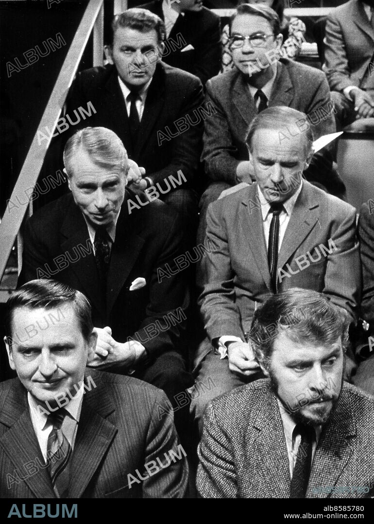 debatt om arbetslösheten i TV2 november 1971. nerifrån Olof Palme Bo Södersten Gösta Bohman C-H Hermansson Torbjörn Fälldlin Gunnar Helén. Hermansson C-H Carl Henrik politiker (vpk) Situation 1971. (c) Bert Olsson / Sydsvenskan / IBL.