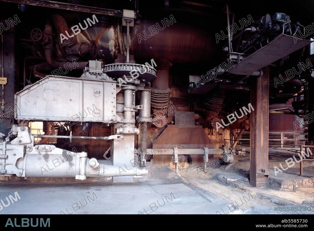 Völklingen, Alte Hütte / Hochofenfuß mit Bohrmaschine zum Anstich © Florian Monheim 6 × 9 cm.