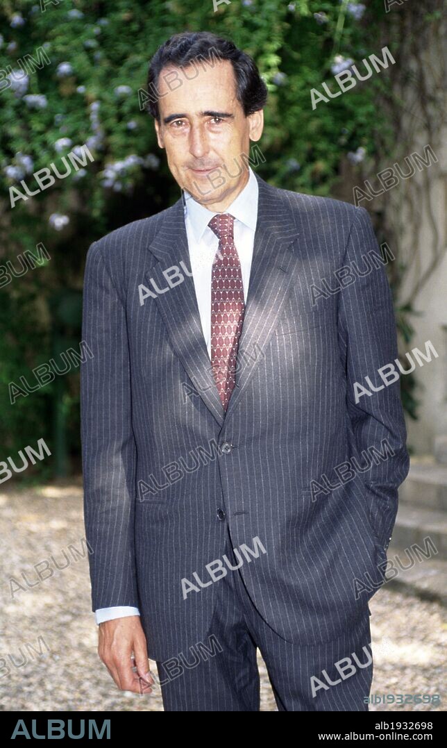 FERRER SALAT, Carles (Barcelona, 1931-Barcelona, 1998). Empresario, economista e ingeniero químico. Presidente del C. O. E (Comite Olimpico Español) y de la empresa Farmacéutica Internacional. Impulsor del círculo de Economía y fundador de la CEOE (Confederacion Española de Organizaciones Empresariales). Fotografia principios años noventa.