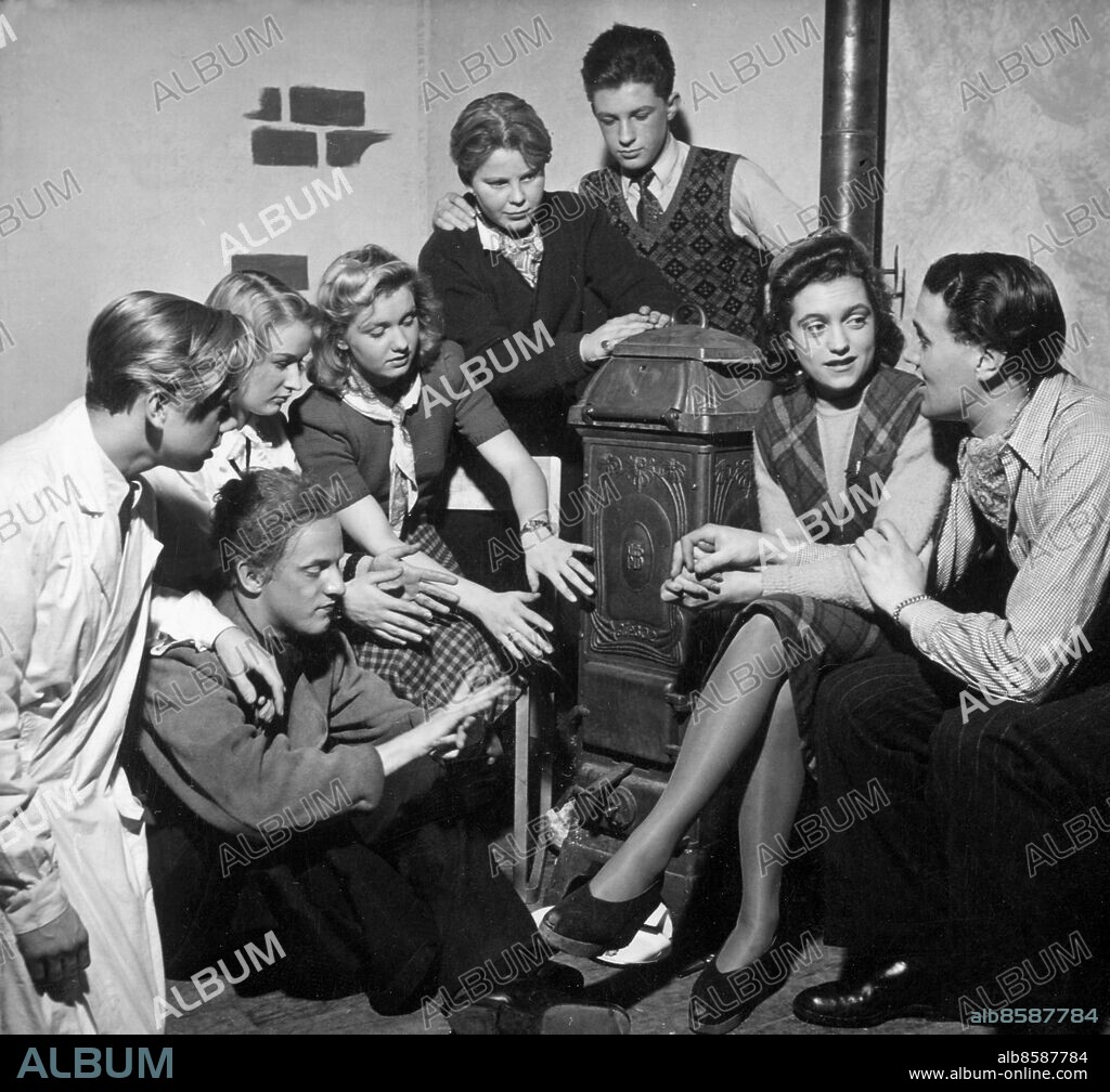 Orig. bildtext... VI I VÅRAN KLUBB hade en föreställning En kväll vid kaminen i Kungsholmens kommunala flickskola den 10 dec 1944 till förmån för Nordens barn Anm. Vi i våran klubb, radioserie sänd 1944-1946. Skolteater CD706 persons: KAJ HJELM;ALF KJELLIN?;MARGRETH WEIVERS;BRITT HAGMAN;BENGT DALUNDE;BOJAN WESTIN;BERTIL PERROLF sites: STOCKHOLM;SVERIGE.