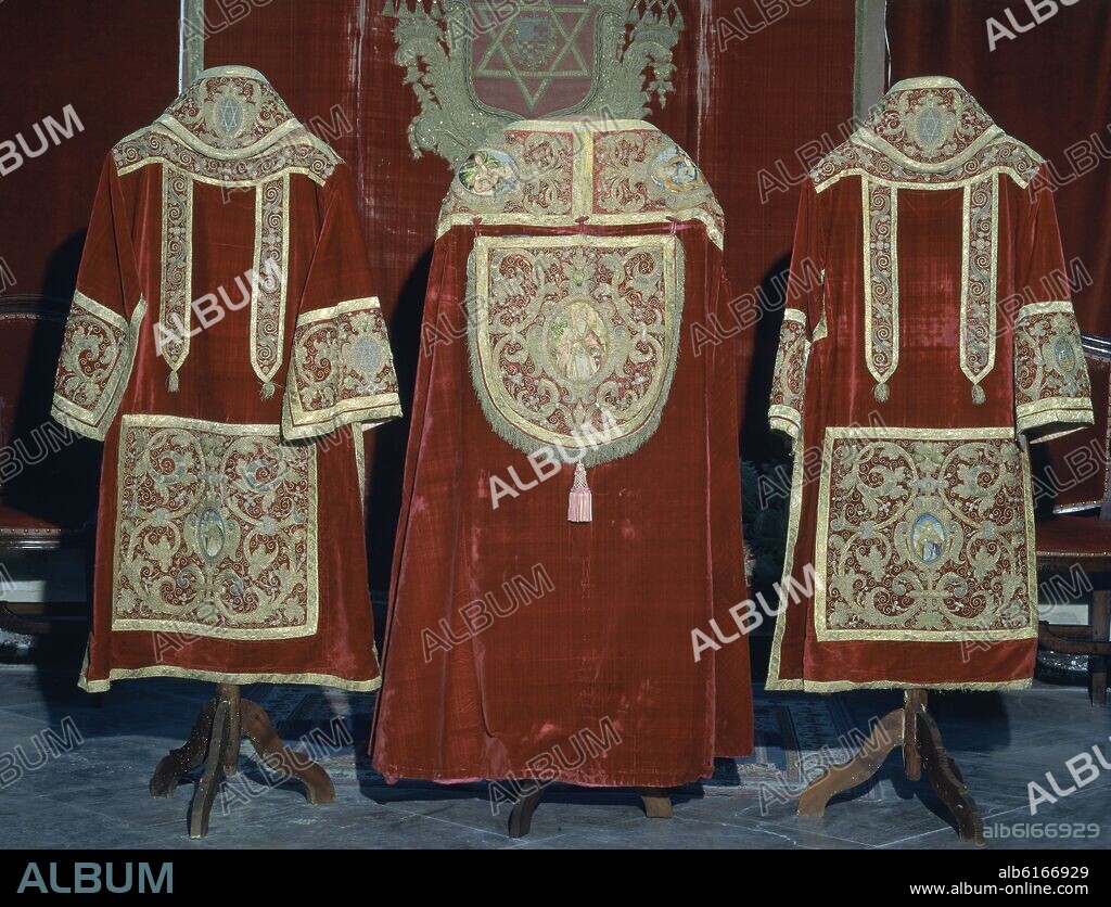 TERNO DEL SIGLO XVIII - CAPA Y CASULLAS - MUSEO DE LA ABADIA DEL SACROMONTE.