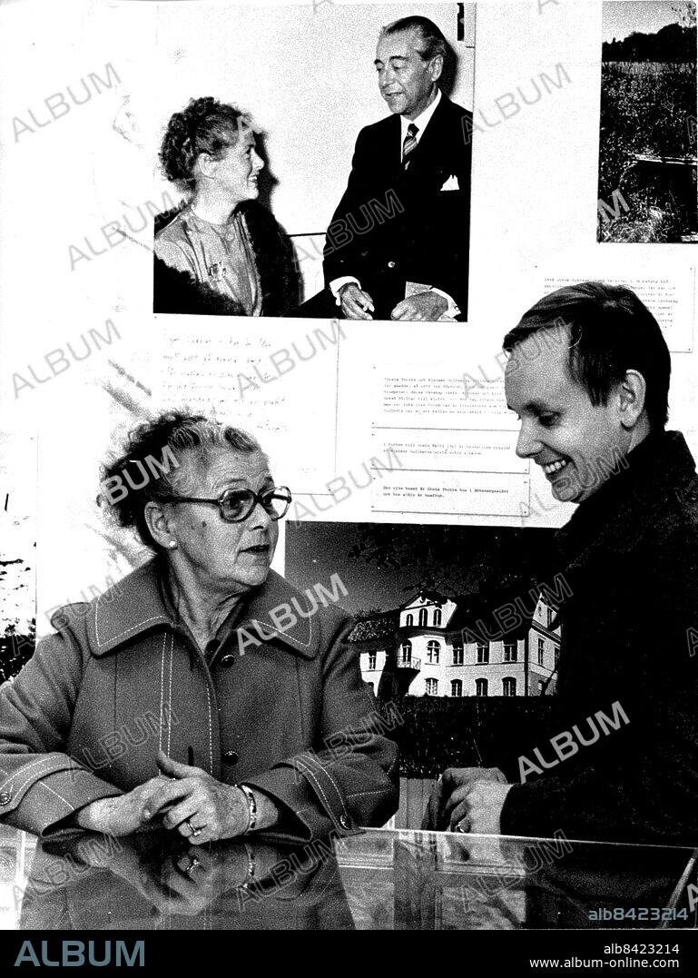 Malmö 1974-03-22. Greta Thott i samtal med Gullbergsforskaren Anders Palm vid öppnandet av utställningen över Hjalmar Gullberg på Malmö stadsbibliotek. På väggen bild på Greta Thott och Hjalmar Gullberg och under den dikten "Ögon, läppar - hur du blev mitt allt på denna jord. Dikten som Gullberg tillägnade sin Greta Thott.. Foto Tommy Stensson / Sydsvenskan / SCANPIX. **OUT Kvällsposten, Skånska Dagbladet, Metro Skåne**. ***BETALBILD***.