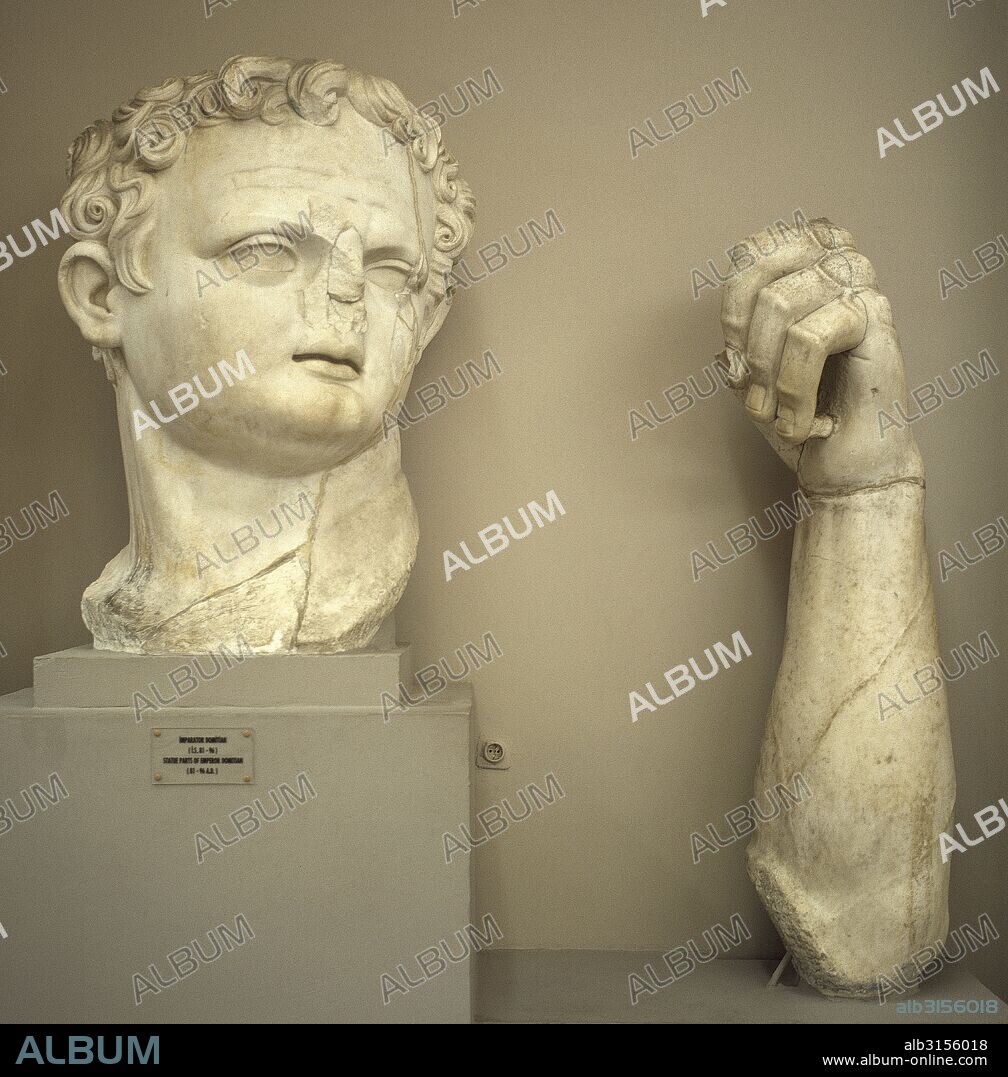 DOMICIANO, Tito Flavio (Titus Flavius Domitianus) (51-96). Emperador romano (81-96). Hijo de Vespasiano, con quien se inicia la llamada dinastía Flavia que cerró precisamente Domiciano. Durante su reinado aumentó el absolutismo del poder heredado. Estatua monumental romana del emperador. Museo de Efeso. Selçuk. Turquía.