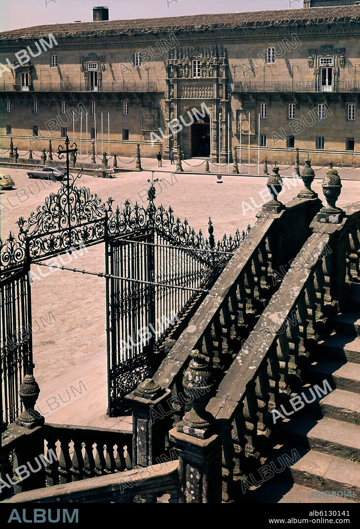 FACHADA DEL HOSTAL DE LOS REYES CATOLICOS VISTO DESDE LA ESCALINATA DE LA  CATEDRAL CON LA REJA - FOTO AÑOS 60.