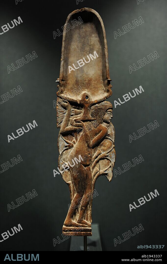 ARTE EGIPCIO. EGIPTO. Cucharra de madera para uso cosmético, ricamente decorada. Aparece representada una joven mujer desnuda sosteniendo una cuchara para ungüentos. Dinastía XVIII. Imperio Nuevo. Reinado de Amenhotep III. Tumba 136. Sedmet. Museo Carlsberg Glyptotek. Copenhague. Dinamarca. Norte Europa.