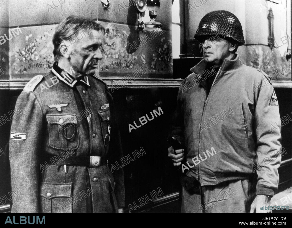 RICHARD BURTON und ROBERT MITCHUM in STEINER-DAS EISERNE KREUZ, 1979, unter der Regie von ANDREW V. MCLAGLEN. Copyright PALLADIUM FILM.