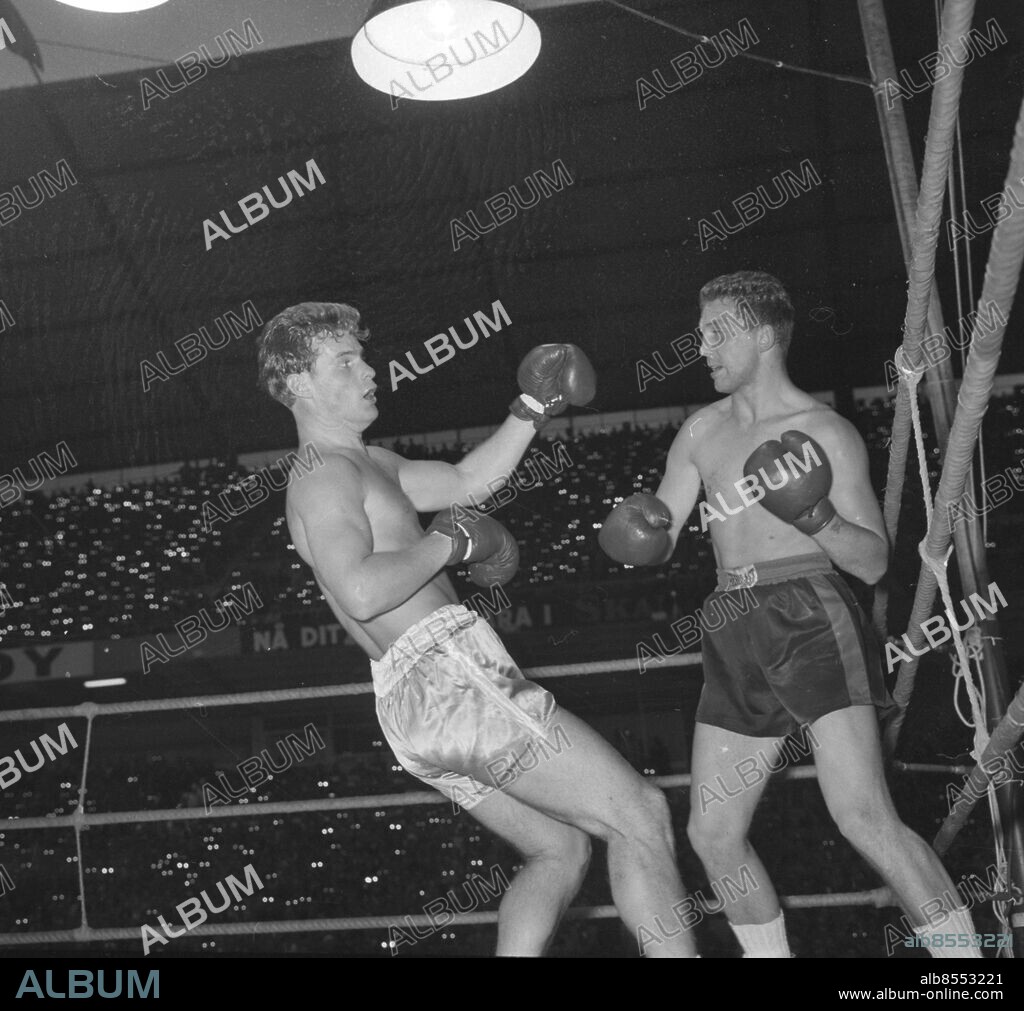 Göteborg . Troligen 1958-09-14 - Boxningsmatchen Ingemar Johansson - Eddie Machen - förmatch med Lennart Risberg (th) och Albert Duscha. *** Local Caption *** GT - Låda: Krep 2009-06. KAMERAREPORTAGE.