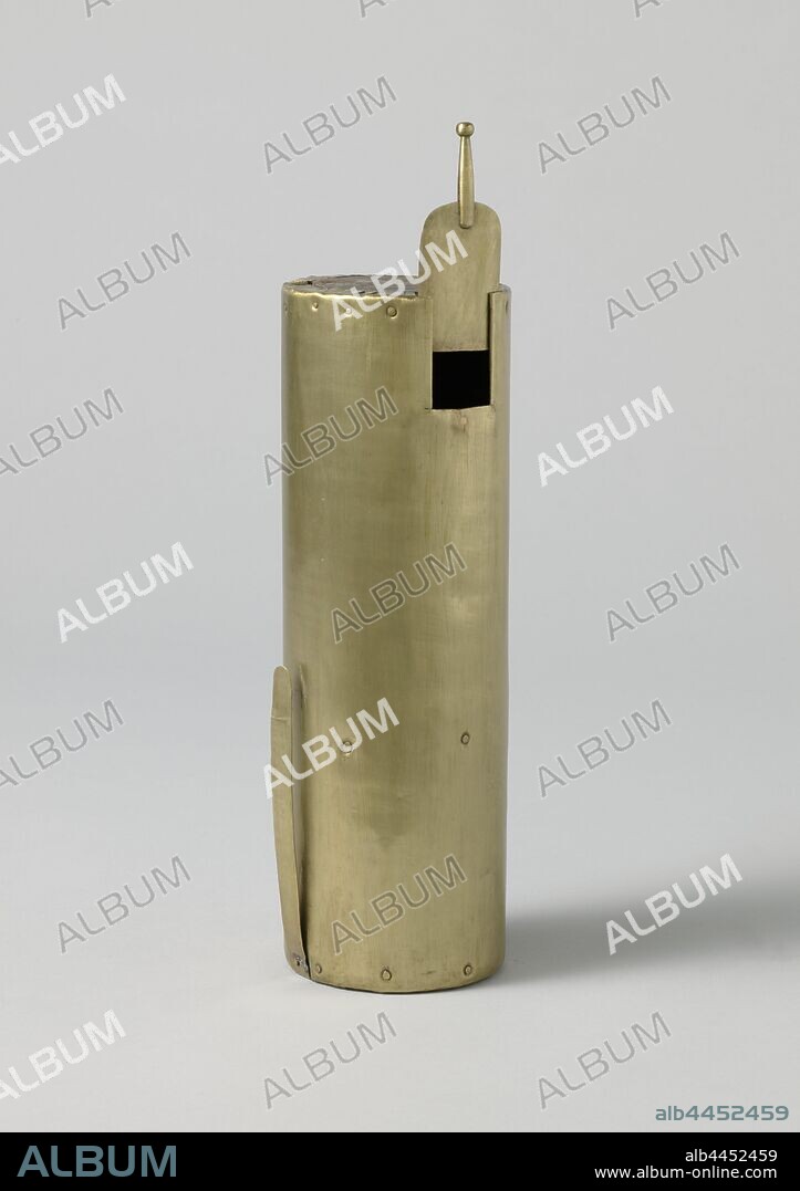 Cartridge with 6-Pounder Cannon Ball, Kardoes with 6 pound cannonball. Kardoes consisting of a cylindrical brass body, closed on the flat sides with wooden discs. The cartard contains a cannonball, which is held in place by a third wooden disc on one side of the cartard and is not visible. The other half of the card is empty, with a small slider it can be opened for filling the load, the slider must also be removed when firing to allow the fire beam to enter. On the outside there is a brass strip on the front, and such a strip can also be seen inside: their function is unclear., anonymous, Netherlands, 1829, brass (alloy), wood (plant material), iron (metal), l 29 cm × d 9.3 cm.