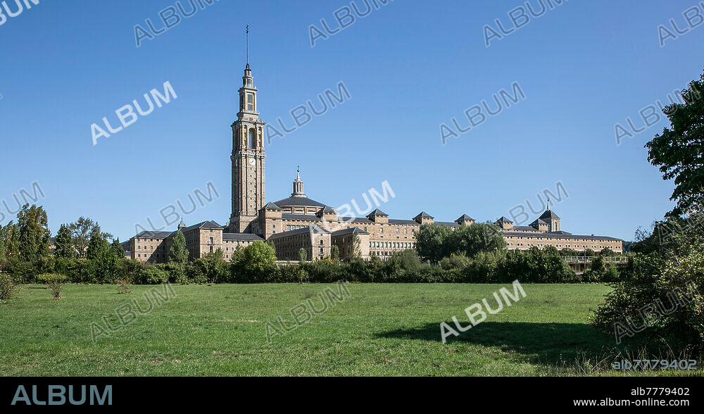Spanien Gijón Asturien 0151 Universität 1946-56 in historistisch-neoklassischem Stil erbaut - größter Baukomplex der Franco-Zeit in Asturien Außenansicht.