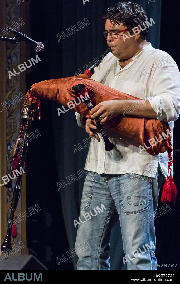glosa mallorquina musicada , Mateu Matas "Xuri" (Glosador), teatro de Tierra y Mar, Palma,Mallorca, islas baleares, Spain.