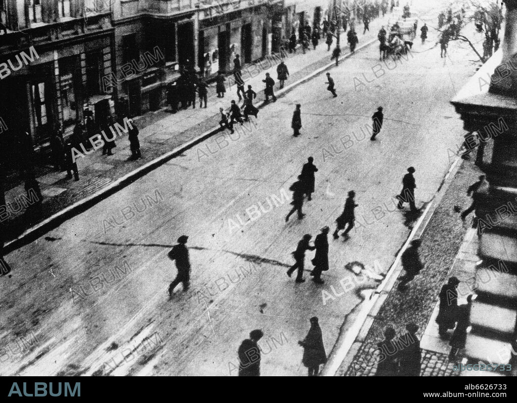 German Revolution 1918/1919: The reproduction from the Schweizer Illustrirte Zeitung (Swiss Illustrated Newspaper) published on 1 February 1919 depicts a street scene in Berlin during the riots in January 1919. Photo: Fotoarchiv für Zeitgeschichte/Archiv. 1919
