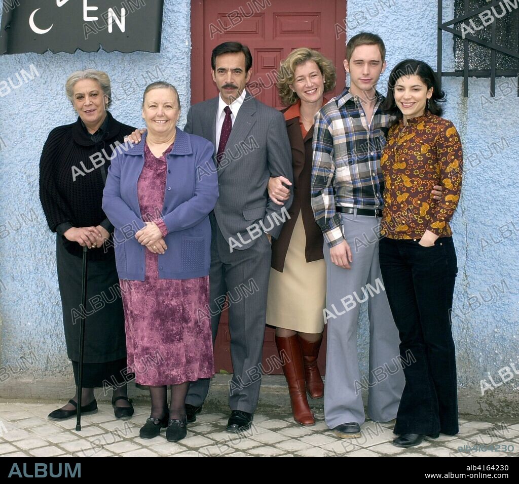 TELEVISION-CUÉNTAME CÓMO PASÓ: MD40. MADRID, 2-4-03.- Los actores protagonistas de la serie de TVE "Cuéntame, cómo pasó", (de izq a dcha) Terele Pávez, María Galiana, Imanol Arias, Ana Duato, Pablo Rivero, e Irene Visedo, durante la presentación, hoy, de la nueva temporada de esta serie, uno de los mayores éxitos de los últimos años de la televisión. EFE/PACO TORRENTE/ell.
