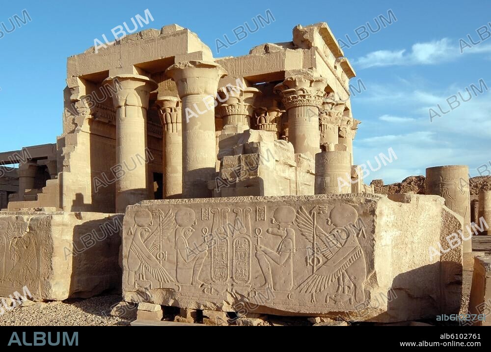 Kom Ombo (Oberägypten), Tempel (Doppelheiligtum, dem Krokodilgott Sobek und dem falkenköpfigen Haroeris geweiht; aus ptolemäischer u. römischer Zeit).-Ansicht von Nordwesten: Pronaos (Zeit Ptolemaios' XII., um 80-51 v.Chr.); im Vordergrund Steinblock der Umfassungsmauer mit Sobek und Haroreis.-/ Foto, 2007.