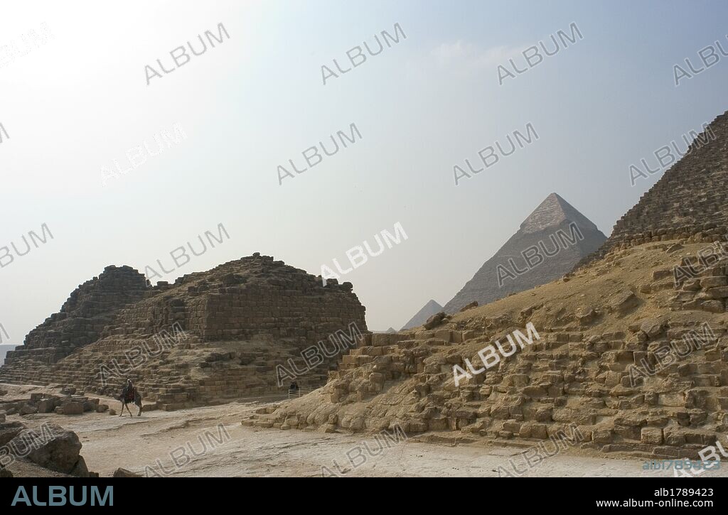 ARTE EGIPCIO. PIRAMIDES SATELITES o SUBSIDIARIAS de la gran pirámide de Jufu o Keops. Conocidas por "Las Pirámides de las Reinas". Vista general de derecha a izquierda de las 3 pirámides: PIRAMIDE GI-A atribuida a HETEPHERES I (madre de Keops). PIRAMIDE GI-B atribuida a MERYTETES, y la PIRAMIDE GI-C atribuida a HENUTSEN (madre de Kefrén y tercera esposa de Keops). IMPERIO ANTIGUO (IV DINASTIA). Siglo XXVI a. C. Necrópolis de El Giza. Egipto.