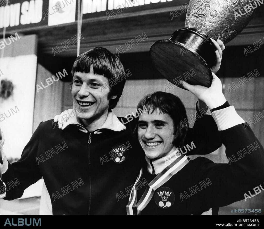 SARAJEVO 1973-04-05. Bordtennis-VM 1973 i Sarajevo. Kjell Johansson och Stellan Bengtsson, med VM-pokalen, sedan de vunnit VM i herrdubbel.. Foto Olle Lindeborg / SCANPIX Kod 190.