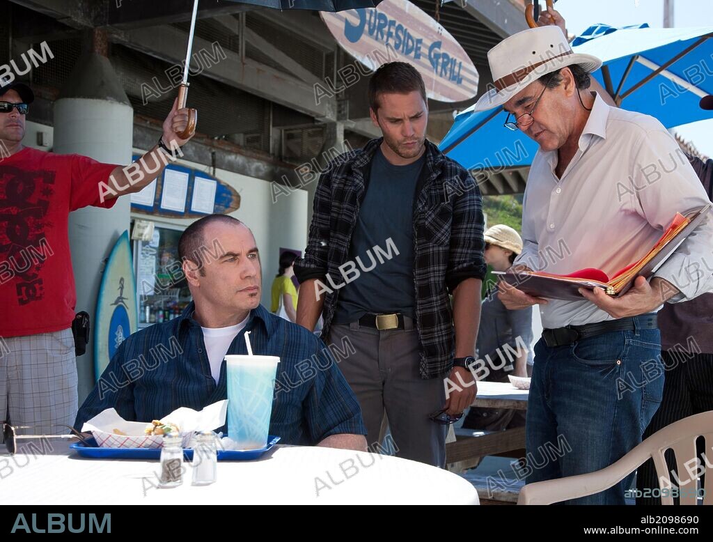 JOHN TRAVOLTA, OLIVER STONE y TAYLOR KITSCH en SALVAJES, 2012 (SAVAGES), dirigida por OLIVER STONE. Copyright IXTLAN/ONDA / DUHAMEL, FRANÇOIS.