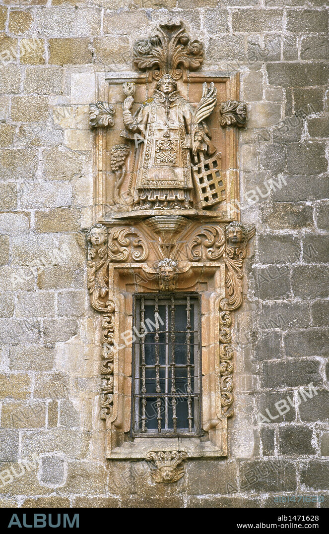 LORENZO, San (m.258). Martir español, archidiácono de Sixto II en Roma. Relieve renacentista de SAN LORENZO existente en la fachada de la CATEDRAL DE MONDOÑEDO. Aparece representado sosteniendo una llama en su mano derecha y en la izquierda, una palma, un libro y una parrilla. MONDOÑEDO. Provincia de Lugo. Galicia. España.