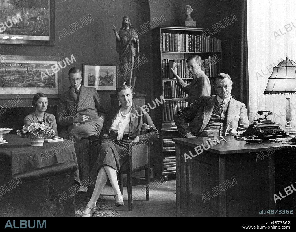 GERMANY BERLIN 1931-10-07. Orig. caption ... DR. SAHM CELEBRATES SILVER WEDDING. This coming Sunday evening, Berlin's Oberbürgermeister Dr. Sahm with his wife the feast of his silver wedding. Dr. Sahm spend this day on the good of his son-in-law. U.B.z. Dr. Sahm in the circle of his family. The daughter Dr. Sahms, his two sons; in the middle his wife, right Dr. Sahm. Photo: Keystone View Company / AB Text & Bilder / SVT / Code: 5600 Folder: Sahm, Heinrich Berlin's Mayor 4059 H Sahm, 1877-1939, Mayor of Berlin 1931-35 persons: MARIANNE VON SCHWERIN; HEINRICH SAHM; DORA SAHM sites: GERMANY; BERLIN.