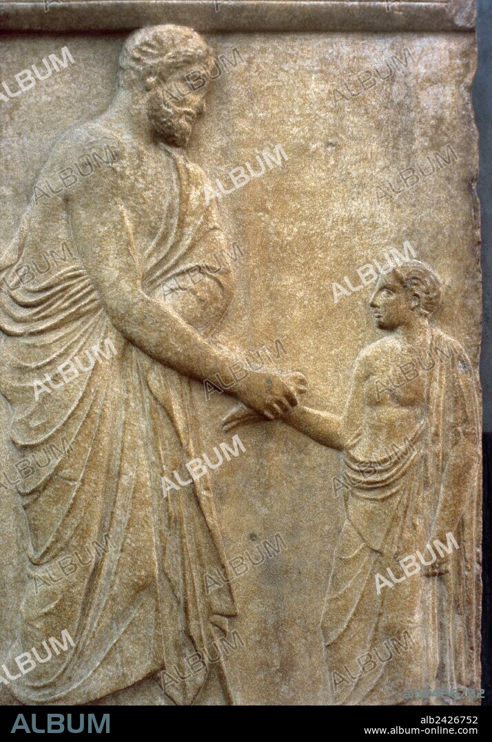Arte Griego. Período Clásico. Estela funeraria de Filocles y su hijo Dikaios. Un hombre con barba ofrece un pájaro a un joven. Estilo ático. Datada entre los años 440 y 430 a. C. Hallada en Chalandri. Museo Arqueológico Nacional. Atenas. Grecia.