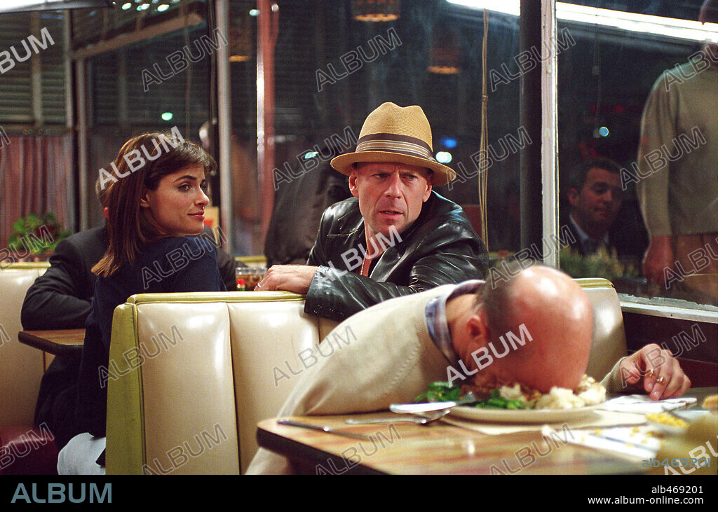 AMANDA PEET und BRUCE WILLIS in THE WHOLE TEN YARDS, 2004, unter der Regie von HOWARD DEUTCH. Copyright WARNER BROS. PICTURES / LAMANA, GEMMA.