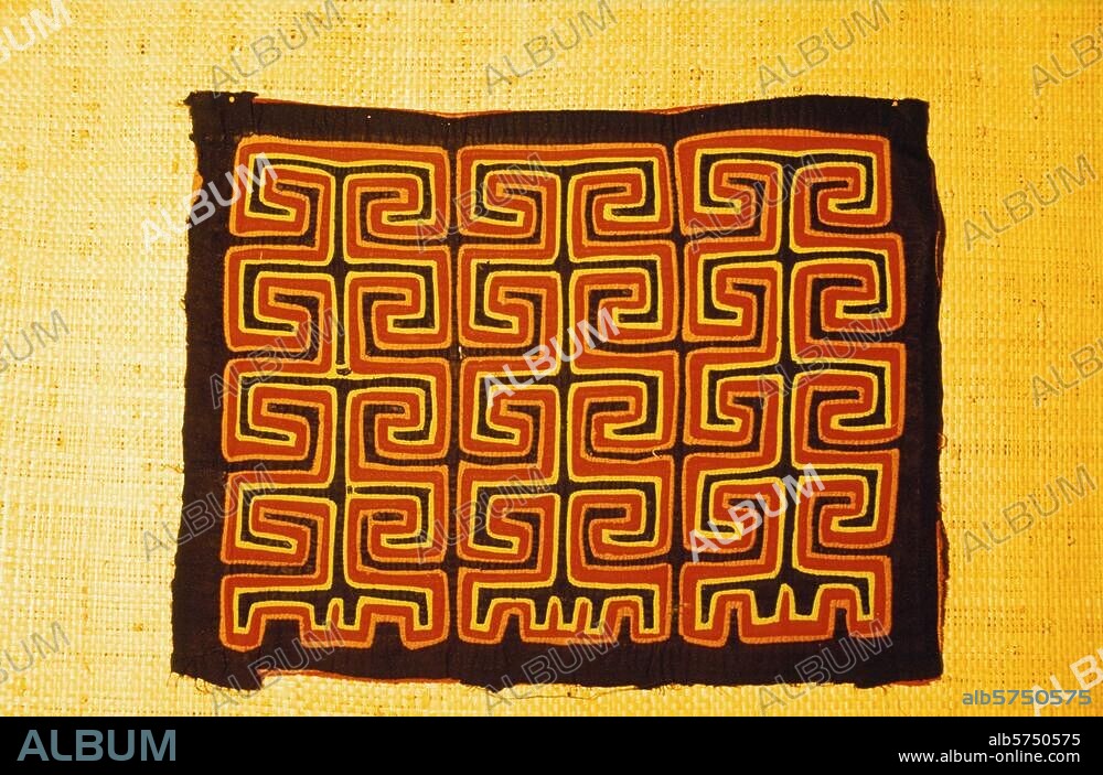 Ethnologie : indiens Kuna, "Kuna Yala" (pays Kuna), San Blas, Panama, 2e moitié du 20e siècle. Mola (corsage portant des motifs sur l'avant et l'arrière, réalisés à partir de tissus de couleurs différentes) : mola Ake (= mola de protection contre les maladies et d'aide à la guérison ; ake = pointe de flèche en bois et en pierre). Coll. privée.