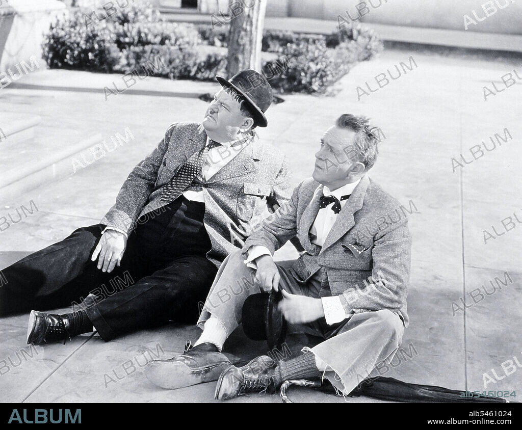 OLIVER HARDY und STAN LAUREL in DICK UND DOOF IN GEHEIMER MISSION, 1942 (A-HAUNTING WE WILL GO), unter der Regie von ALFRED L. WERKER. Copyright Laurel and Hardy Feature Productions.