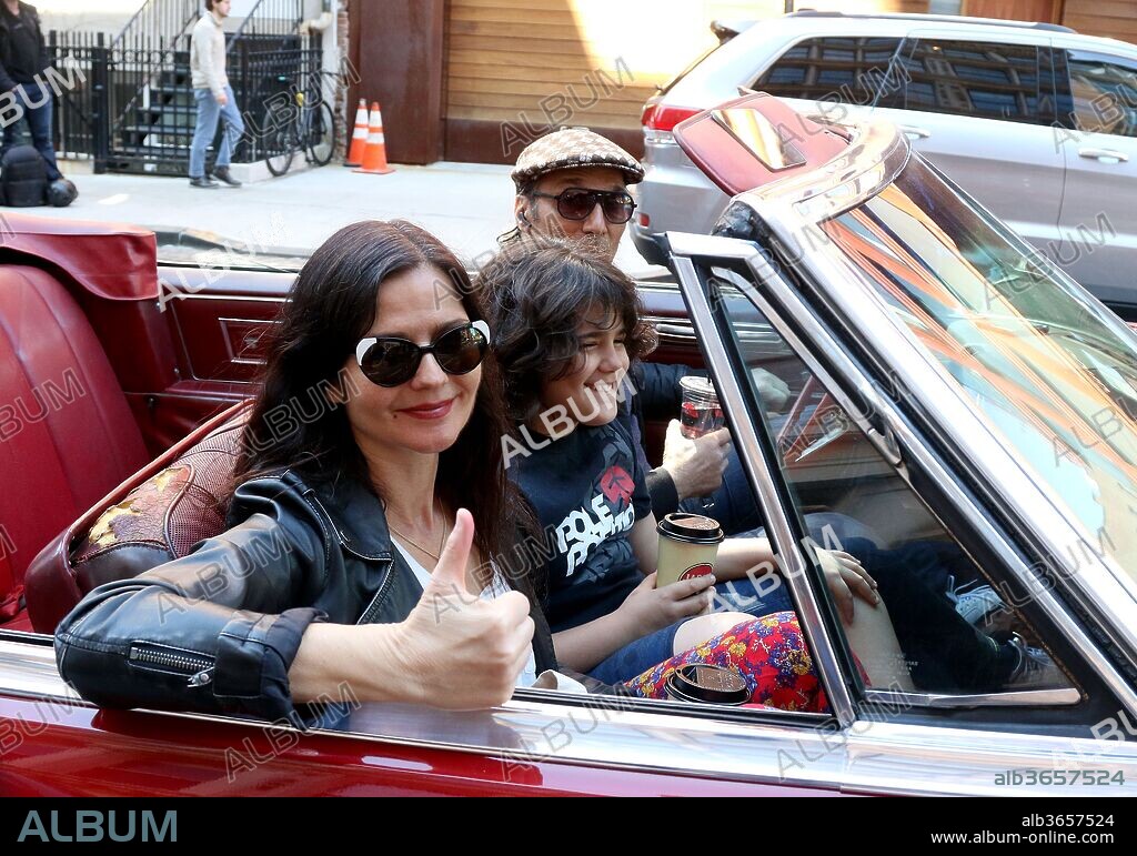JILL HENNESSY y PAOLO MATROPIETRO. April 23, 2018 - New York, New York, United States - Jill Hennessy goes shopping in the East Village with her husband Paolo Mastropietro and her son Gianni Mastropietro on April 23 2018 in New York City. 23/04/2018
