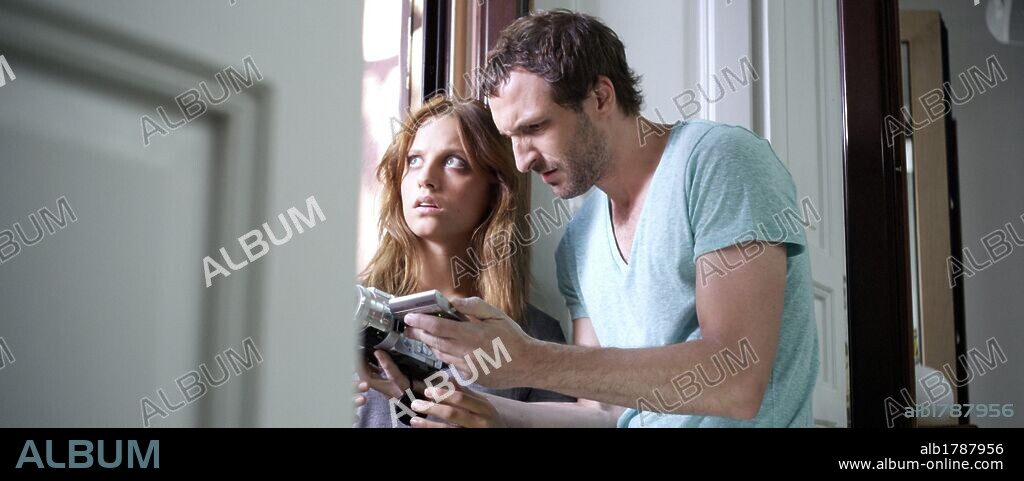 JULIAN VILLAGRAN and MICHELLE JENNER in EXTRATERRESTRIAL, 2011 (EXTRATERRESTRE), directed by NACHO VIGALONDO. Copyright ARSENICO PRODUCCIONES.