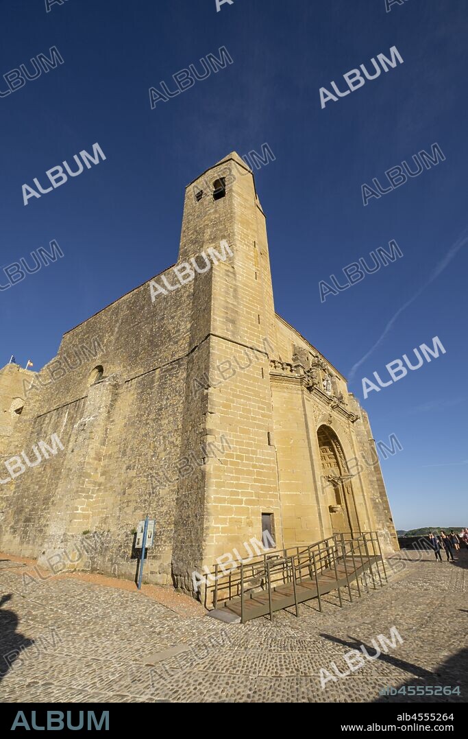 Iglesia parroquial de Santa María la Mayor y castillo de San Vicente, San Vicente de la Sonsierra, La Rioja, Spain.