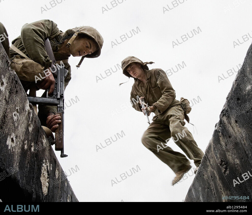 JOE MAZZELLO und RAMI MALEK in THE PACIFIC, 2010, unter der Regie von CARL FRANKLIN, DAVID NUTTER, JEREMY PODESWA und TIMOTHY VAN PATTEN. Copyright DREAMWORKS SKG/HBO FILMS/PLAYTONE / JAMES, DAVID.