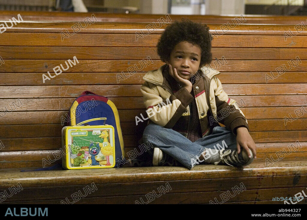 JADEN SMITH en EN BUSCA DE LA FELICIDAD, 2006 (THE PURSUIT OF HAPPYNESS), dirigida por GABRIELE MUCCINO. Copyright OVERBOOK ENTERTAINMENT/ESCAPE ARTISTS/COLUMBIA PICTURES CORP / ROSENTHAL, ZADE.