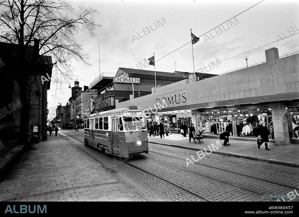 NORRKÖPING 1971.. Gata i Norrköping med människor och spårvagn vid varuhuset Domus.. Foto: Ulf Stråhle / RiR / SVT / Kod: 5600. Reportage publ. i RiR 50/71 sid. 20-22 inför TV-programmet Vad sker med våra städer?. RiR 20287 sv/v neg. Exteriör Spåvagnar Spårvägar.