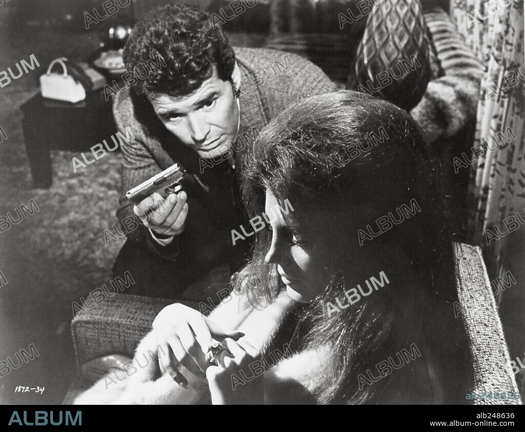 JAMES GARNER in MARLOWE, 1969, directed by PAUL BOGART. Copyright M.G.M.