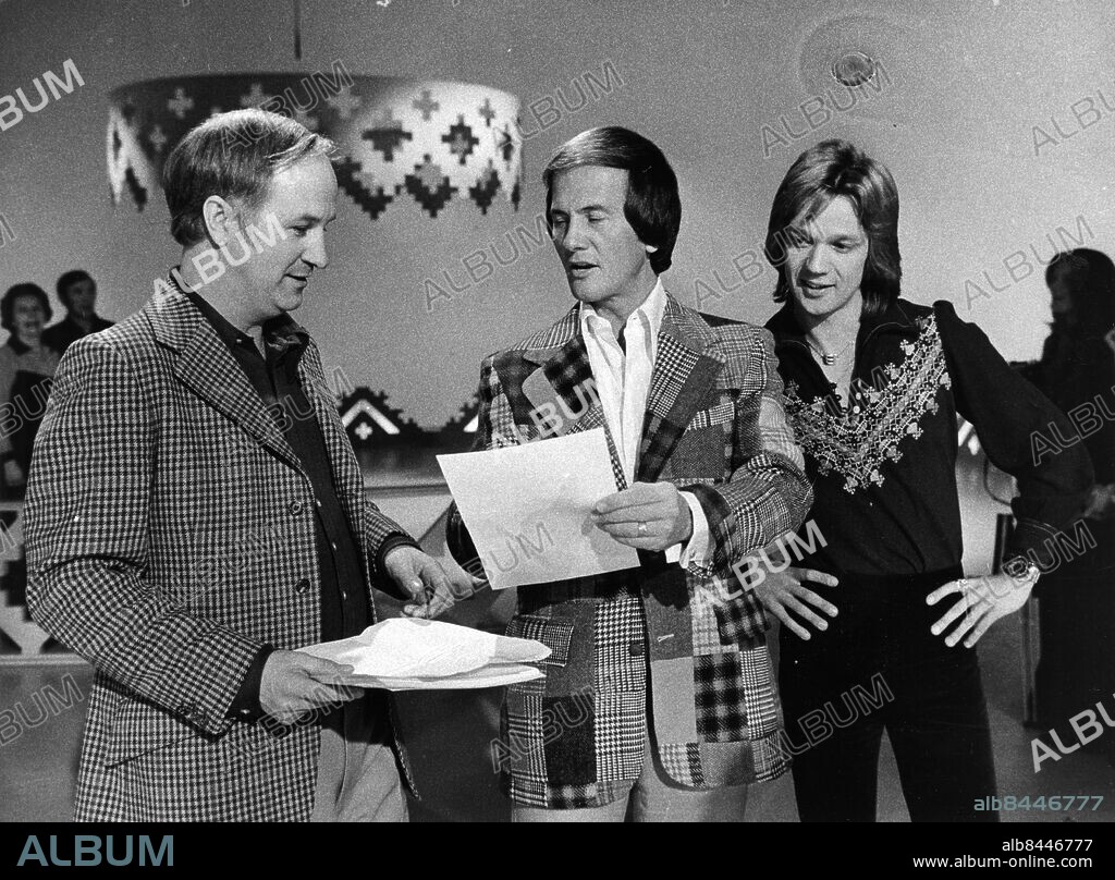 STOCKHOLM 1977-01-11. Programledaren Bosse Larsson (t. v.) tillsammans med musikerna Pat Boone (mitten) och Björn Skifs (t. h.) i SVT:s underhållningsprogram Nygammalt 11:e januari 1977.. Foto: Gunnar Lundmark / SvD / TT / Kod: 11014.