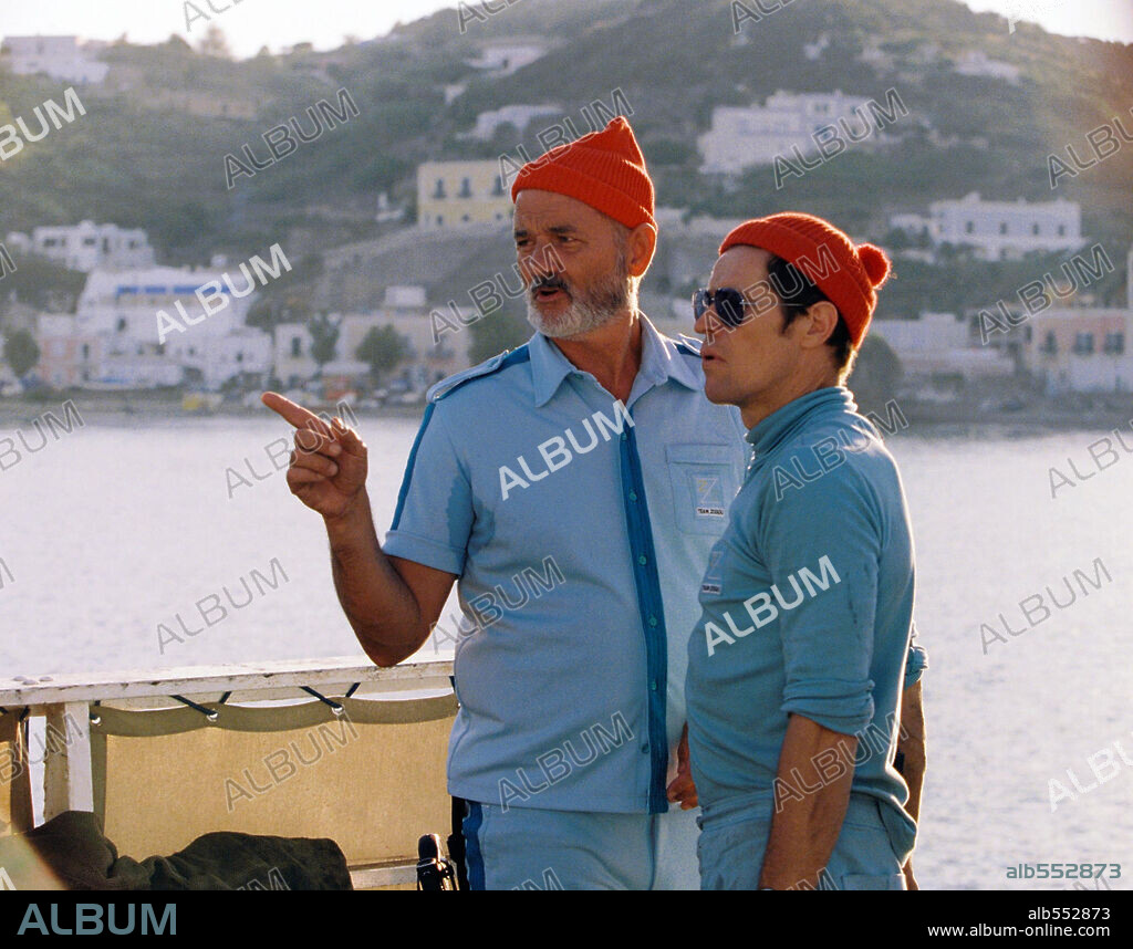 BILL MURRAY and WILLEM DAFOE in THE LIFE AQUATIC WITH STEVE ZISSOU, 2004, directed by WES ANDERSON. Copyright TOUCHSTONE PICTURES.