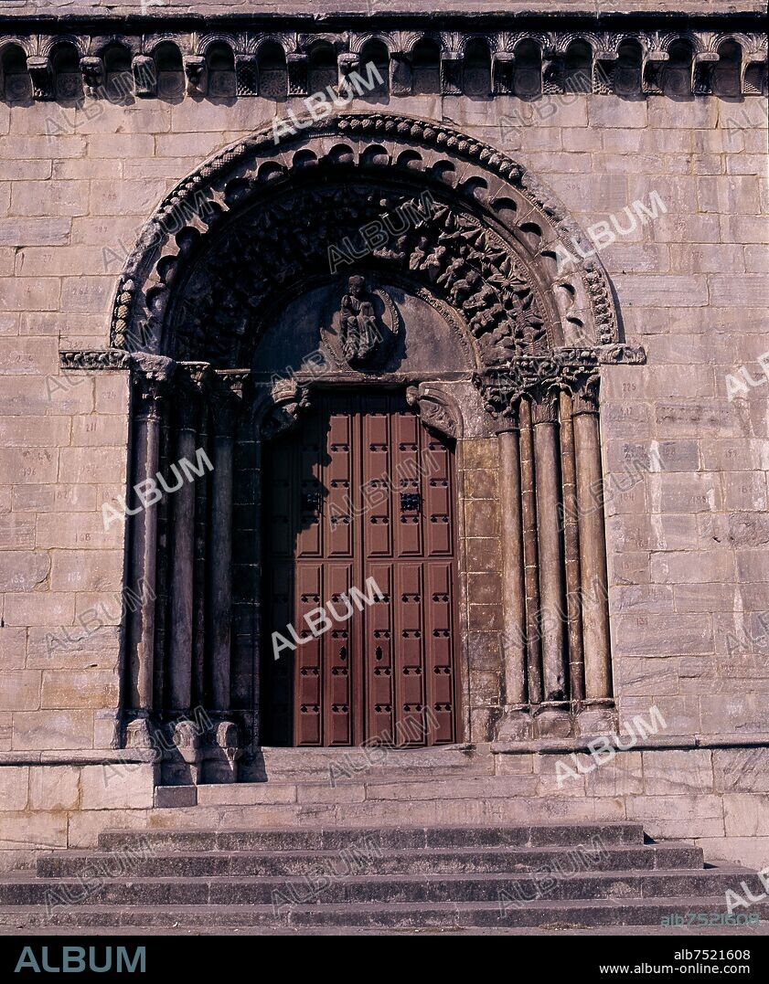 PORTADA DE LA IGLESIA DE SAN NICOLAS LEVANTADA POR LA ORDEN HOSPITALARIA DE SAN JUAN DE JERUSALEN - SIGLO XII - ROMANICO GALLEGO.