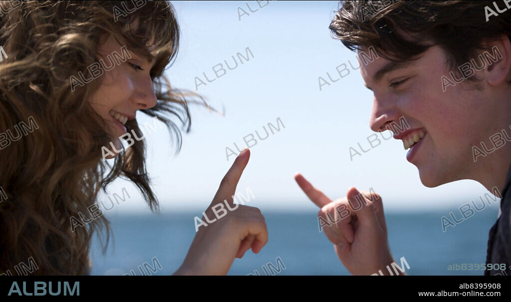 EMILIA JONES and FERDIA WALSH-PEELO in CODA, 2021, directed by SIAN HEDER. Copyright Vendome Pictures / Pathé Films.