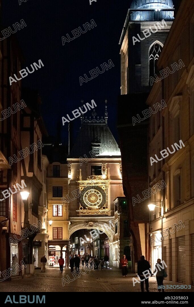 GROS-HORLOGE, EN LA PUERTA DEL CAMPANARIO. RELOJ ASTRONOMICO.  ROUEN, FRANCIA.