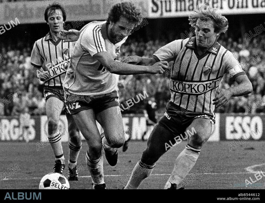 ARKIV 19810521 - Fotboll Djurgården - Hammarby. DIF:s Ronald Åman, till höger, i närkamp med HIF:s Mats Werner. Foto: Bernt Claesson Kod: 8 . COPYRIGHT SCANPIX SWEDEN.