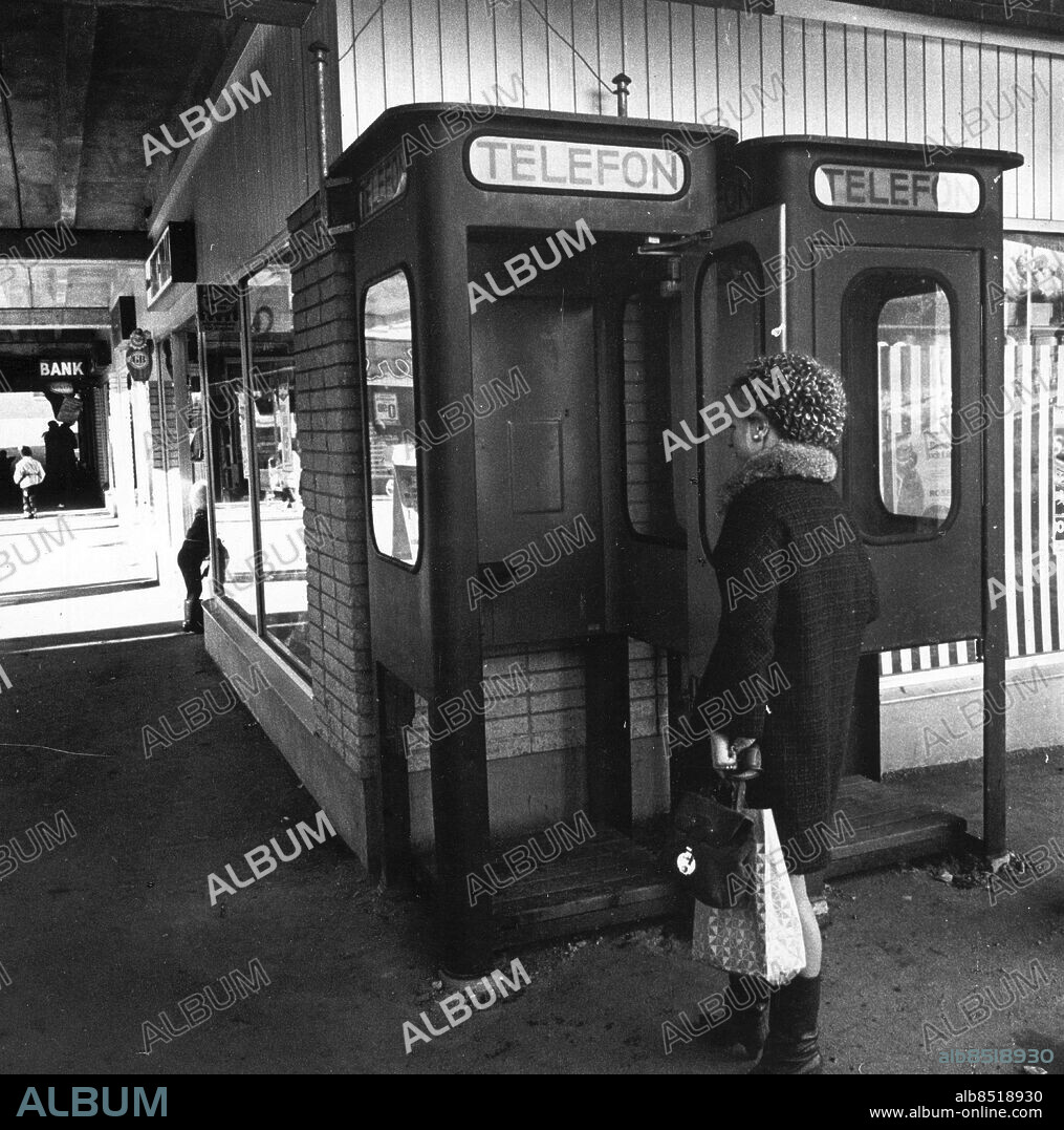 Stockholm 1969-03-14. Kvinna vid telefonkiosk som saknar telefon . Foto: Gudmund Mårtensson / DN / TT / Kod: 39. ** SvD OUT **.