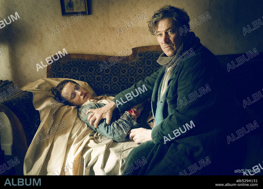 JOHANNA WOKALEK et TOBIAS MORETTI dans DEUTSCHSTUNDE, 2019, réalisé par CHRISTIAN SCHWOCHOW. Copyright SENATOR FILM PRODUKTION.