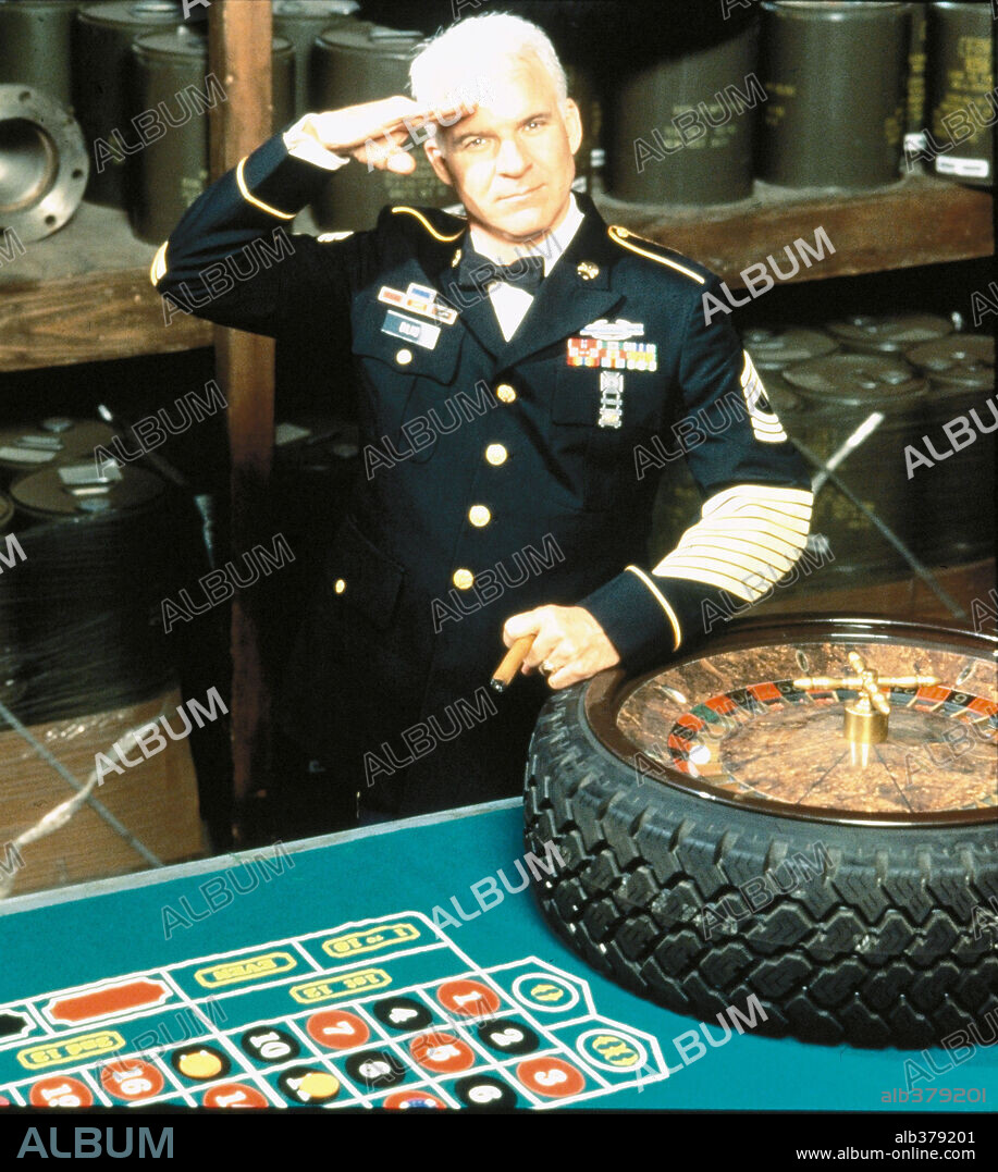 STEVE MARTIN en EL SARGENTO BILKO, 1996 (SGT. BILKO), dirigida por JONATHAN LYNN. Copyright UNIVERSAL PICTURES / BATZDORFF, RON.