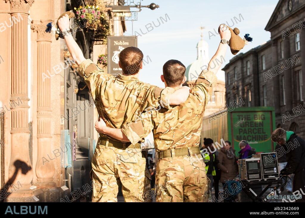 GEORGE MACKAY and KEVIN GUTHRIE in SUNSHINE ON LEITH, 2013, directed by DEXTER FLETCHER. Copyright BLACK CAMEL PICTURES/DNA FILMS.