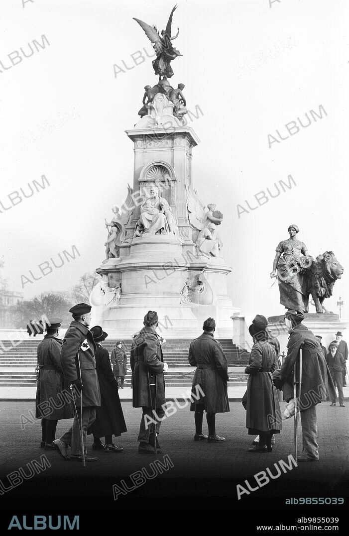 Recovering U.S. Soldiers taken to see sights, Queen Victoria Memorial, London, England, UK, American National Red Cross Photograph Collection, between 1917 and 1919.