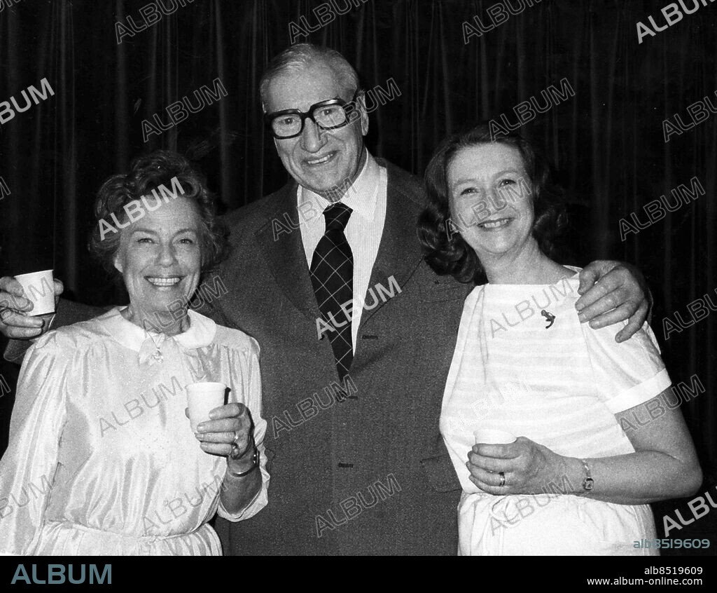 NORRKÖPING 1983 Arkivbild 1983. Underhållaren Sigge Fürst flankerad av skådespelerskorna Sickan Carlsson (t.v.) och Meta Velander (t.h.) fotograferad i samband med inspelningen av TV-programmet Vårlökarna.. Foto Stig Nahlbom/ SCANPIX code 100. ***BETALBILD***.