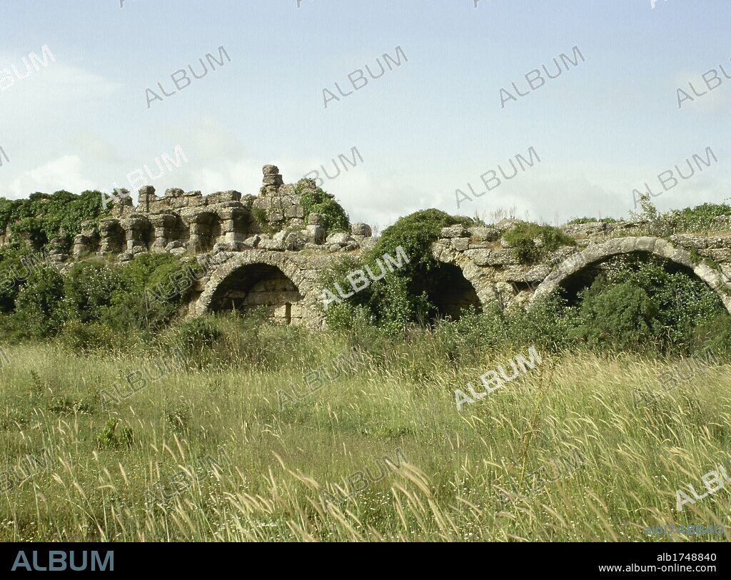 ARTE ROMANO. ASIA MENOR. TURQUIA. SIDE. Antigua ciudad habitada ya en el S. VIII a. C Con su puerto y su actividad comercial prosperó en las épocas griegas y romanas, siendo después un importante centro de difusión del cristianismo. Vista del ACUEDUCTO que tomaba el agua del curso del río Melas, en la actualidad Manavgat Çayi. Península Anatólica.