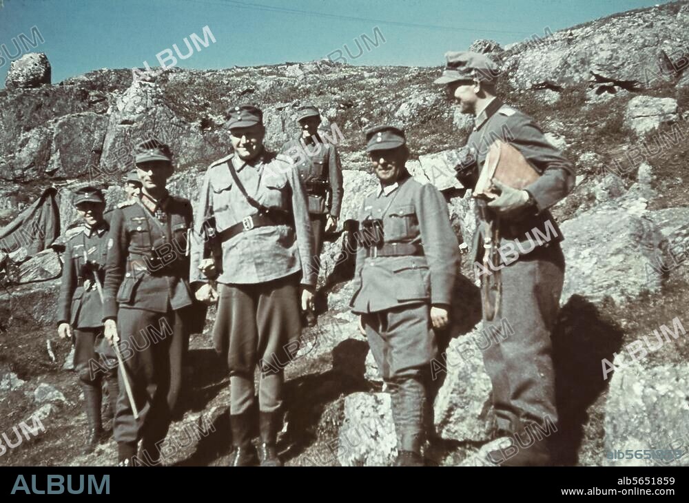 Dietl, Eduard; Generaloberst (ab 1943 Oberbefehlshaber der deutschen Truppen in Lappland) 1890-1944. - Rußlandfeldzug, Juni 1941: V. l. n. r., Leutnant Seume, General Dietl, finnischer Oberst, Melder, Oberst Hofmeister u. Oberlt. Krause, Adjutant Dietls, nach einer Lagebesprechung im Gefechtsstand des 136. Gebirgsjägerregiments.- Foto.
