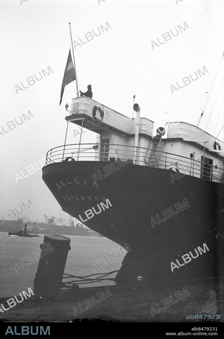 Göteborg 1935-08-29 - Akterflaggan på halv stång på fartyget Belgia i Göteborgs Hamn - anledningen är Drottning Astrids bortgång *** Local Caption *** GT Låda Krep 2011-01. KAMERAREPORTAGE.